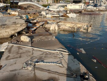 Barcos afectados en la costa de Acapulco por el impacto del Huracán otis