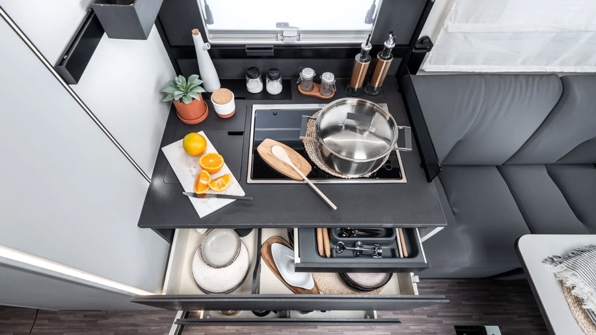 La cocina tiene poro para envidiarle a la de un hogar