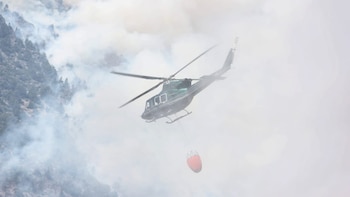 Un helicóptero hidrante combate el