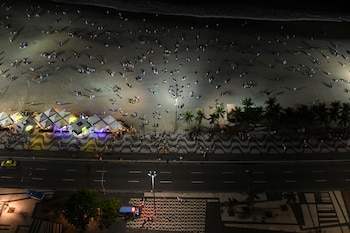 Una vista aérea de la Copacabana durante la noche de Año Nuevo en Rio de Janeiro, Brasil