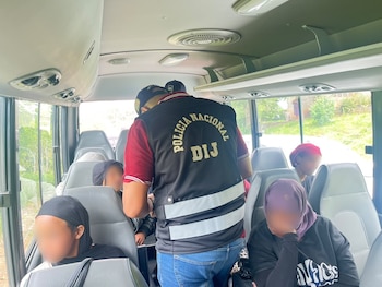 Nueve ciudadanos etíopes, entre ellos una adolescente de 16 años, fueron localizados por la Policía Nacional en un herbazal del corregimiento de 24 de Diciembre, al este de la capital panameña. Tomada de la PN