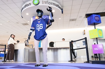 El Aeropuerto Internacional Mineta de San José lanza el robot humanoide IntBot, impulsado por IA