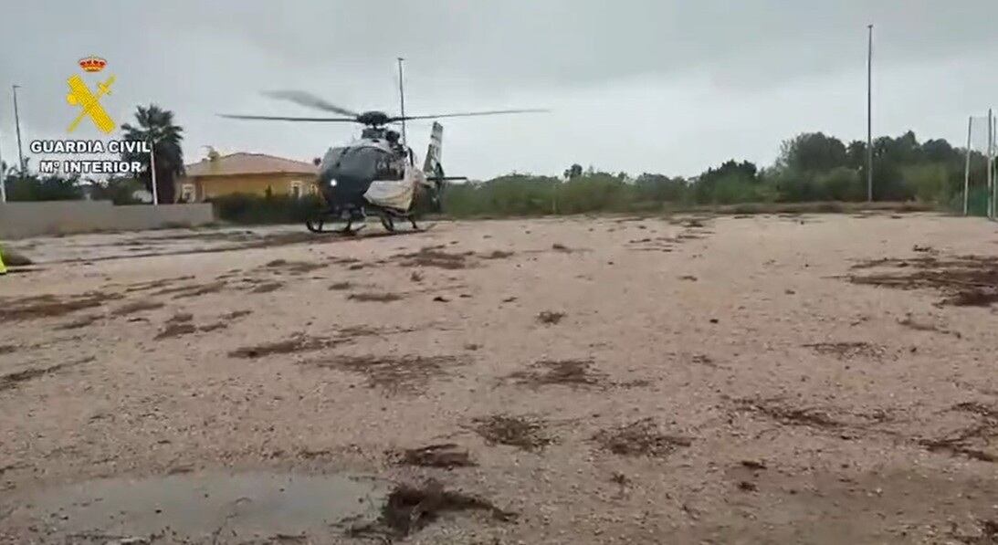 Rescatados una mujer y sus dos hijos del tejado de su casa inundada en Oliva (Guardia Civil)