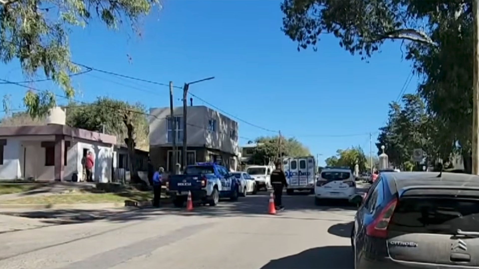 Personal policial, bomberos y servicios de emergencia desplegaron un operativo urgente tras el ataque a la niña