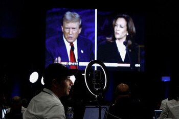 Miembros de los medios de comunicación ven el debate presidencial entre el expresidente de Estados Unidos, Donald Trump, y la candidata presidencial demócrata, la vicepresidenta de Estados Unidos, Kamala Harris (REUTERS/Evelyn Hockstein)
