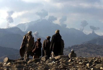 Combatientes afganos anti-talibanes observan varias explosiones de bombardeos estadounidenses en las montañas Tora Bora en Afganistán en la búsqueda de combatientes de al Qaeda (6 de diciembre de 2001)