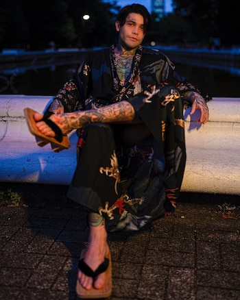 Yeferson Cossio luce un traje