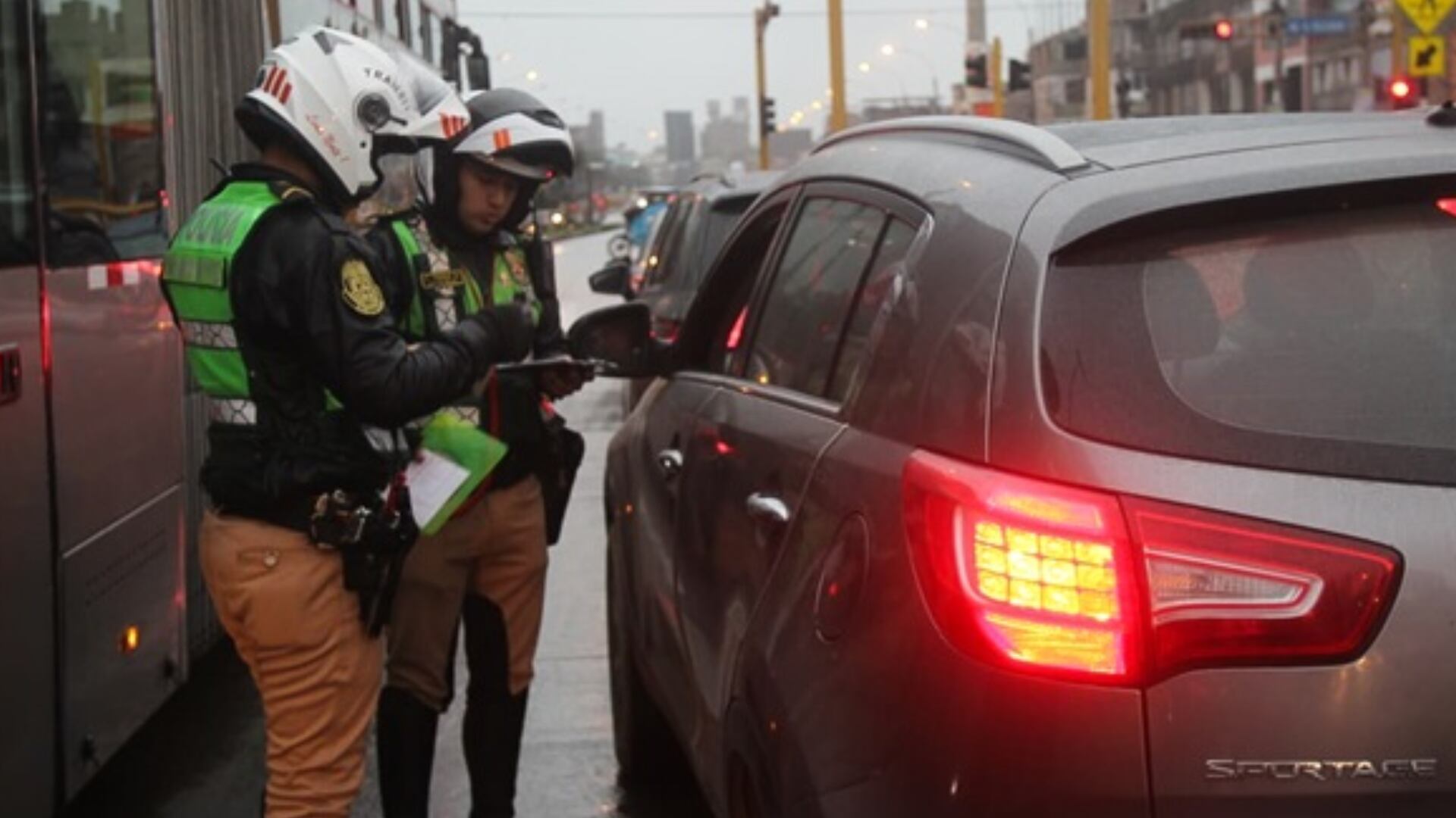 A pesar de las estrictas multas, muchos conductores siguen ignorando los riesgos y las sanciones al invadir la vía exclusiva del Metropolitano, poniendo en peligro la seguridad. Foto: ATU