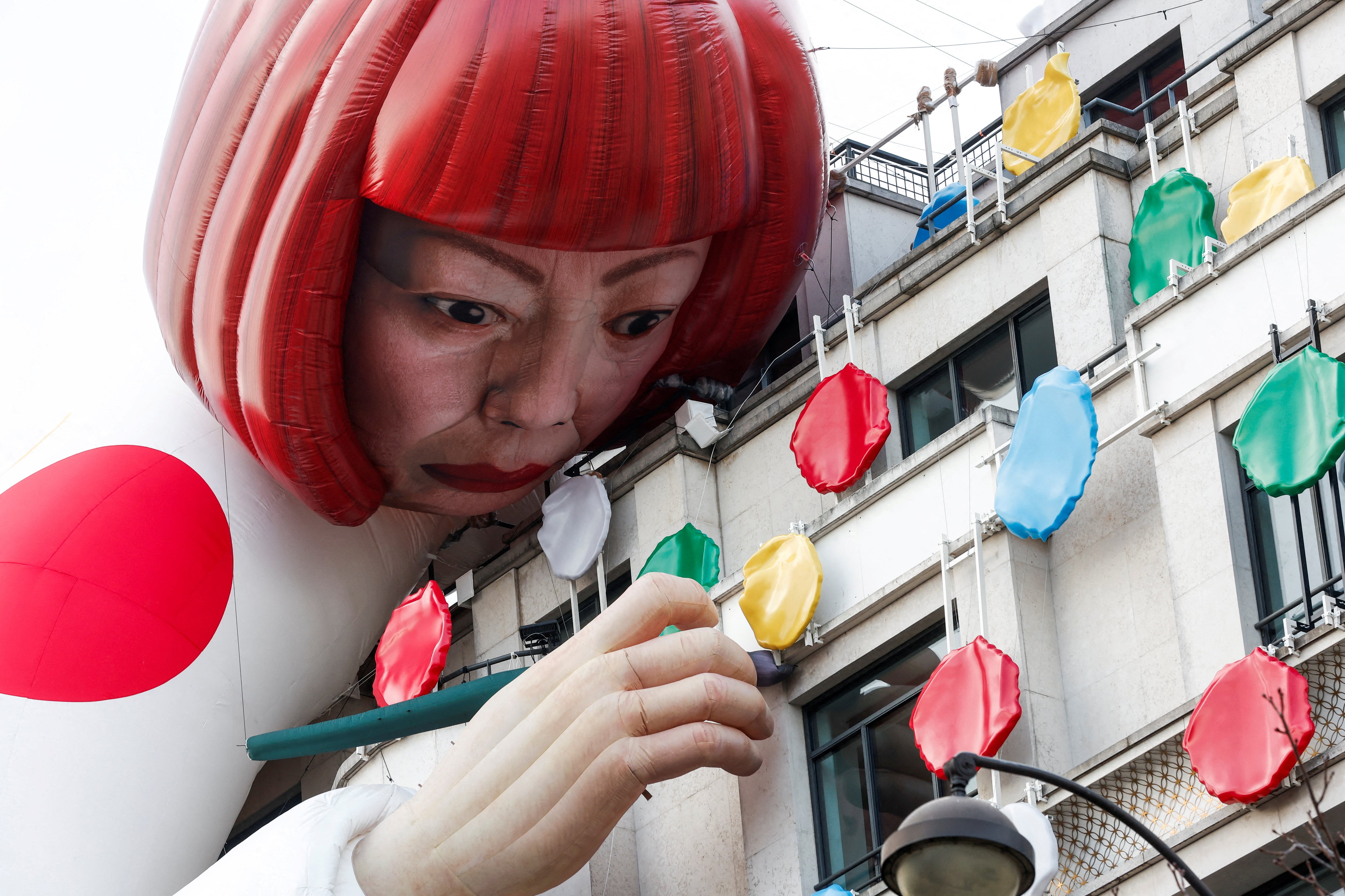 Instalación de un gran maniquí hinchable que representa a la artista japonesa Yayoi Kusama asomándose desde la tienda insignia de Louis Vuitton en la avenida de los Campos Elíseos de París, Francia, el 21 de enero de 2023 (REUTERS/Benoit Tessier/Foto de archivo)