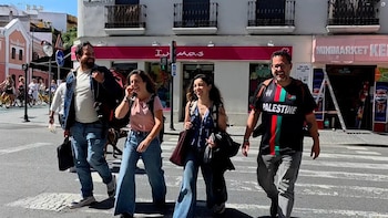 García desayuna en la Puerta Osario de Sevilla durante la jornada de reflexión antes de acudir a la Feria de Jerez