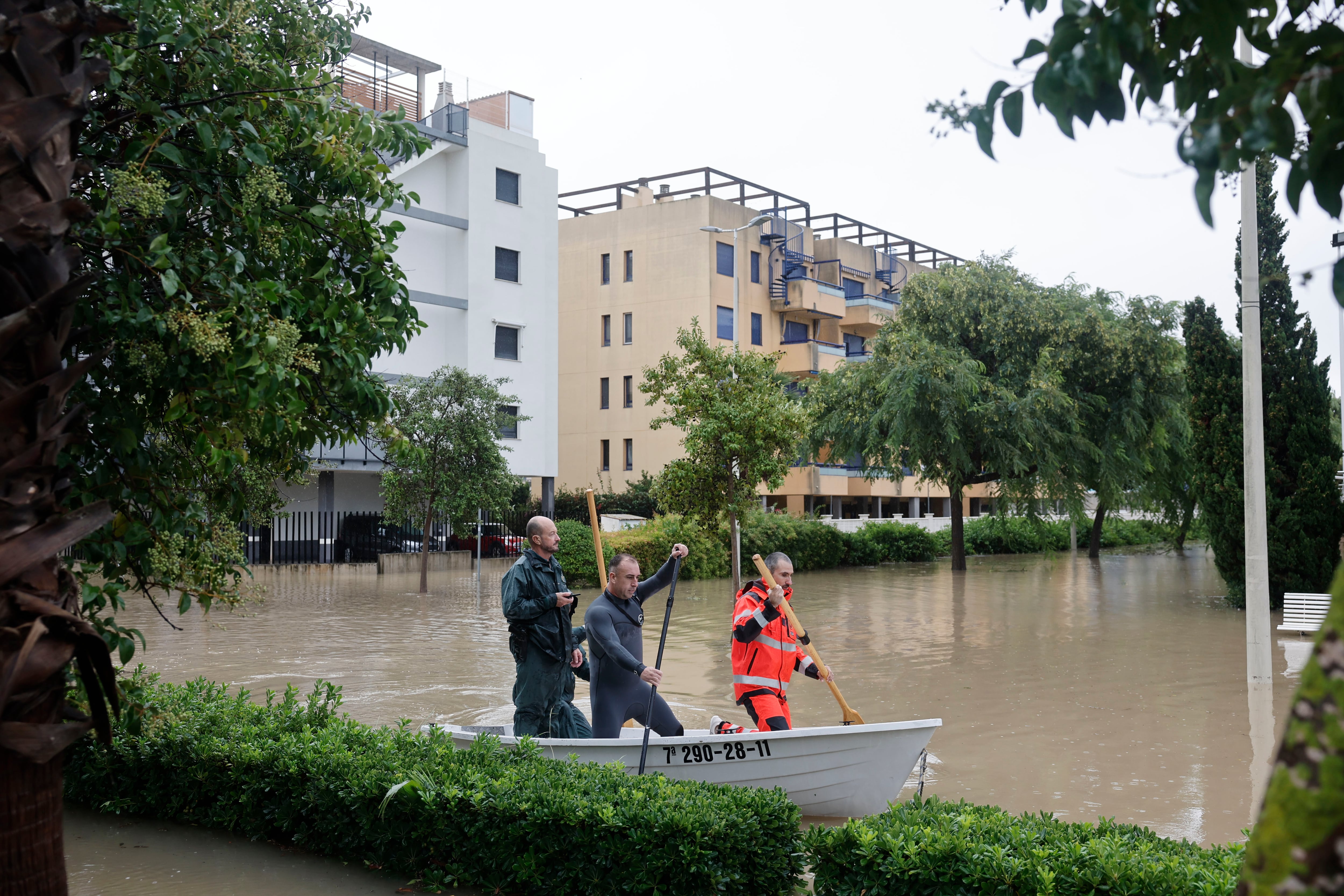 Equipos de emergencia en una barca en las calles inundadas del municipio valenciano de Guardamar de la Safor tras el paso de la DANA Adam. (Manuel Bruque/EFE)