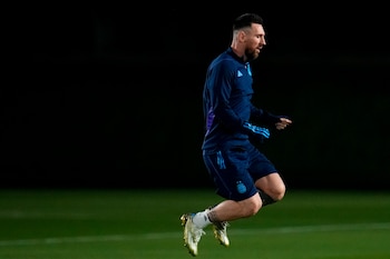 El delantero argentino Lionel Messi durante un entrenamiento previo a la semifinal contra Croacia en el Mundial, el lunes 12 de diciembre de 2022, en Doha, Qatar. (AP Foto/Natacha Pisarenko)