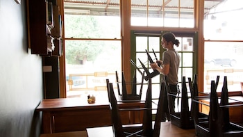 Una reseña crítica publicada en