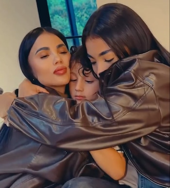 Karina e Isabella le brindaron soporte al pequeño en un momento difícil - crédito Karina García / Instagram