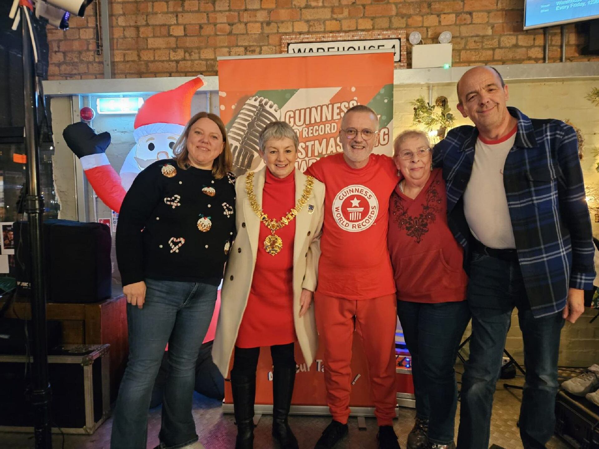 Purchase con su equipo de voluntarios que ayudó a organizar el evento. De izquierda a derecha: Tricia Flegg; Linda Castle, vicealcaldesa de Gloucester; Purchase; Liz Tonkin; y Paul Sysum (Crédito: The Washington Post)