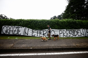 Una pancarta dice "gracias eternamente