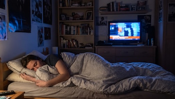 Qué le pasa al cuerpo cuando te quedas dormido con la televisión prendida