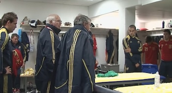Luis Aragonés en una charla técnica a sus jugadores en la Euro. (Prime Video)