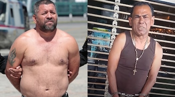 Un hombre sin camiseta con un tatuaje a la izquierda y otro hombre esposado con una camiseta de tirantes y un rosario a la derecha.