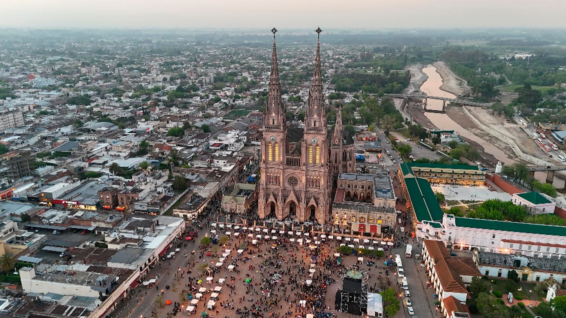 La Peregrinación Juvenil a Luján reúne a más de dos millones de fieles en un testimonio de fe y esperanza (Gastón Taylor)