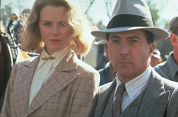 Dustin Hoffman como un jefe mafioso junto a Nicole Kidman en Billy Bathgate