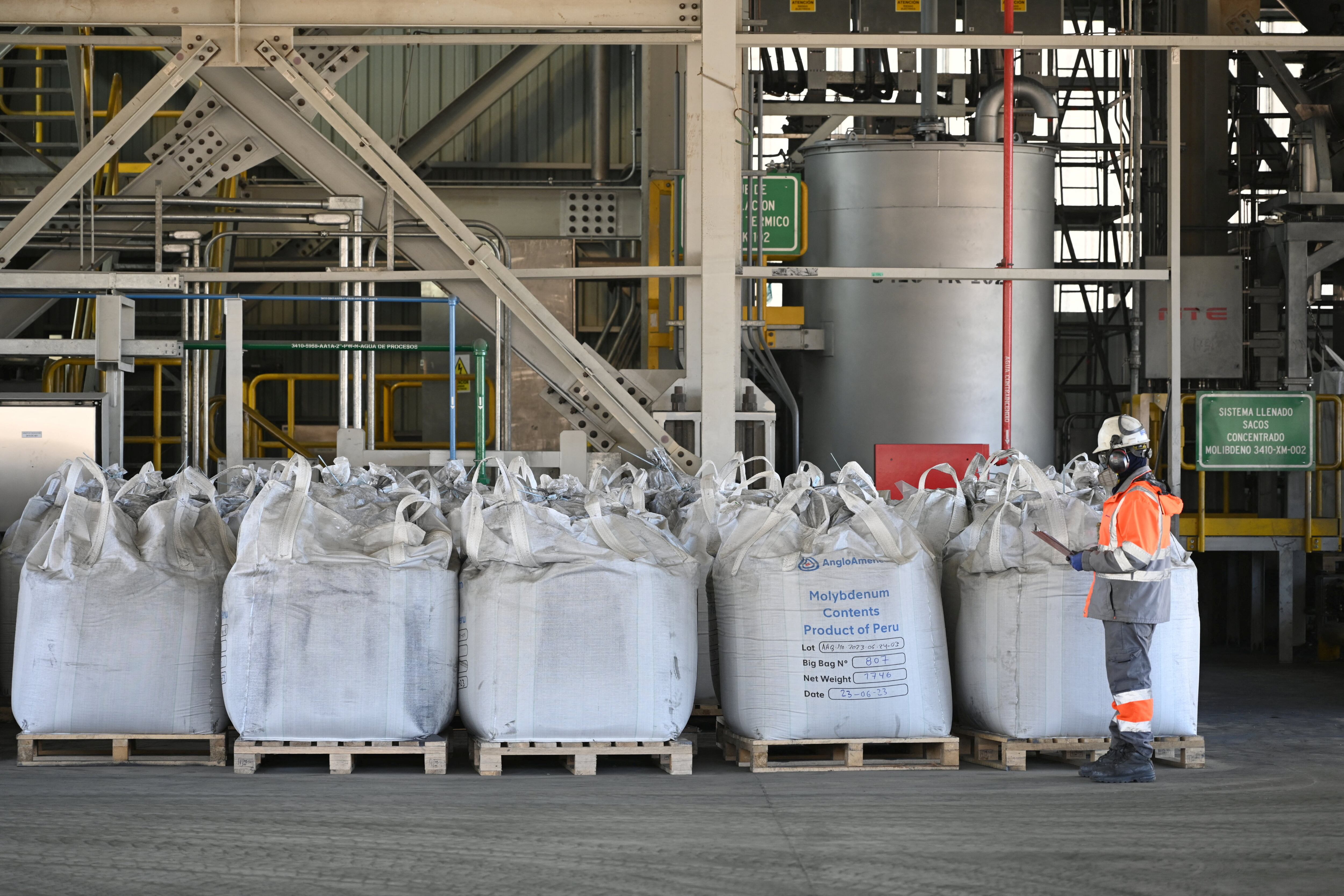 Camiones autónomos y un sistema de monitoreo integrado optimizan cada etapa del proceso extractivo de Quellaveco. REUTERS