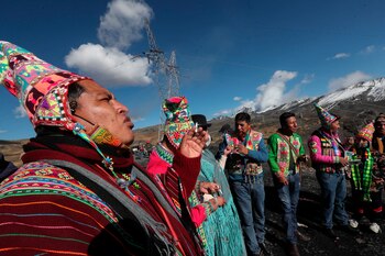 Sacerdotes e indígenas aimaras celebran hoy un rito andino de "k'oa" en la apacheta de La Cumbre, en La Paz (Bolivia). EFE/Martín Alipaz