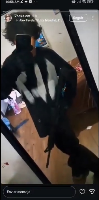 Osmar 'N' posa con rifle en un video que compartió en redes sociales antes de perpetrar el tiroteo.
Crédito: Captura de Pantalla.