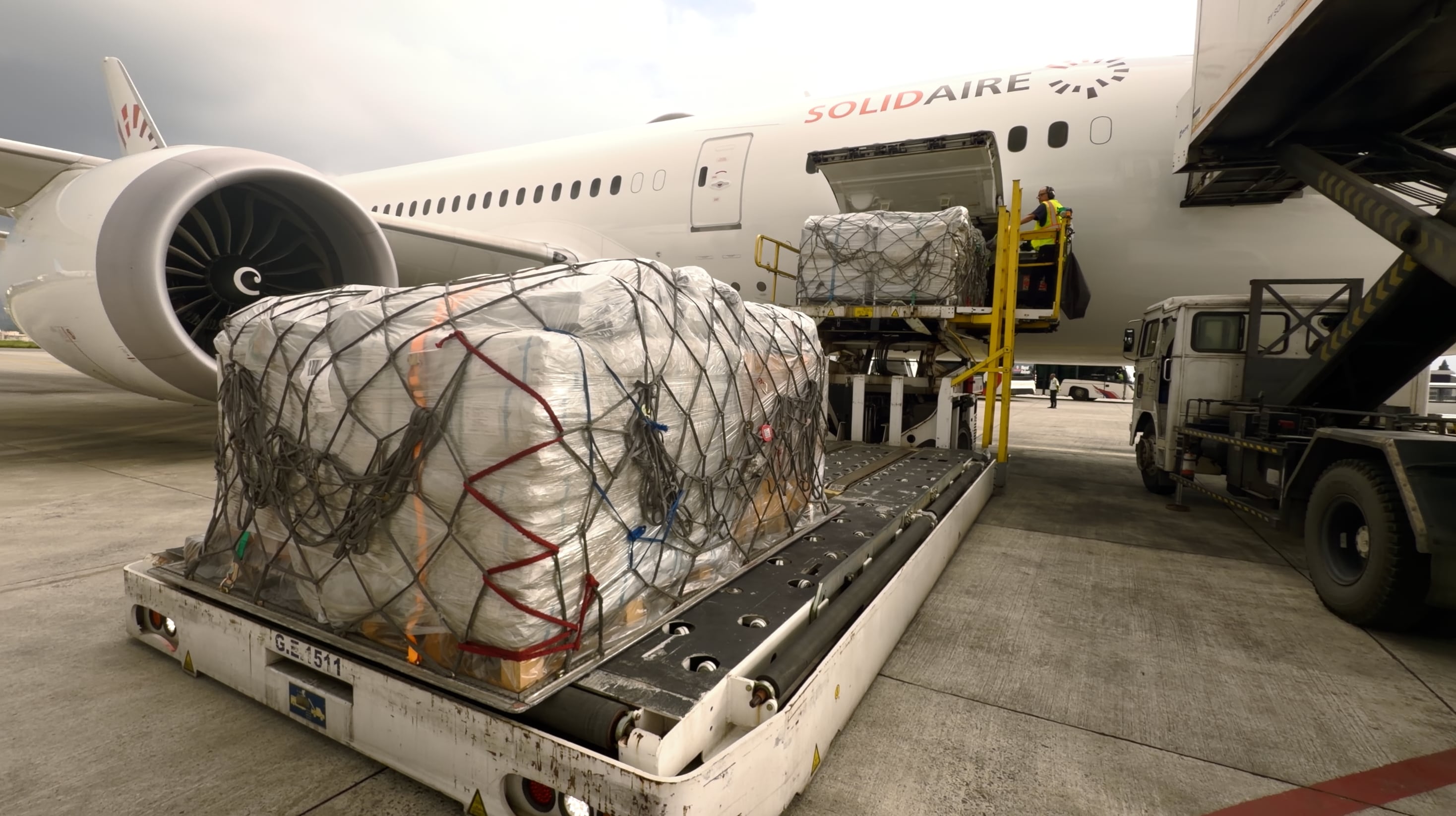 Un vuelo del piloto argentino Enrique Piñeyro llevó 20 toneladas de donaciones a Nepal