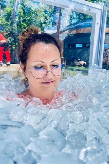 La mujer que desafía el frío extremo: cómo se prepara para permanecer horas entre hielo, nieve y agua helada