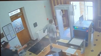 El intento de fuga que quedó grabado: un condenado rompió sus esposas y atacó a dos agentes
