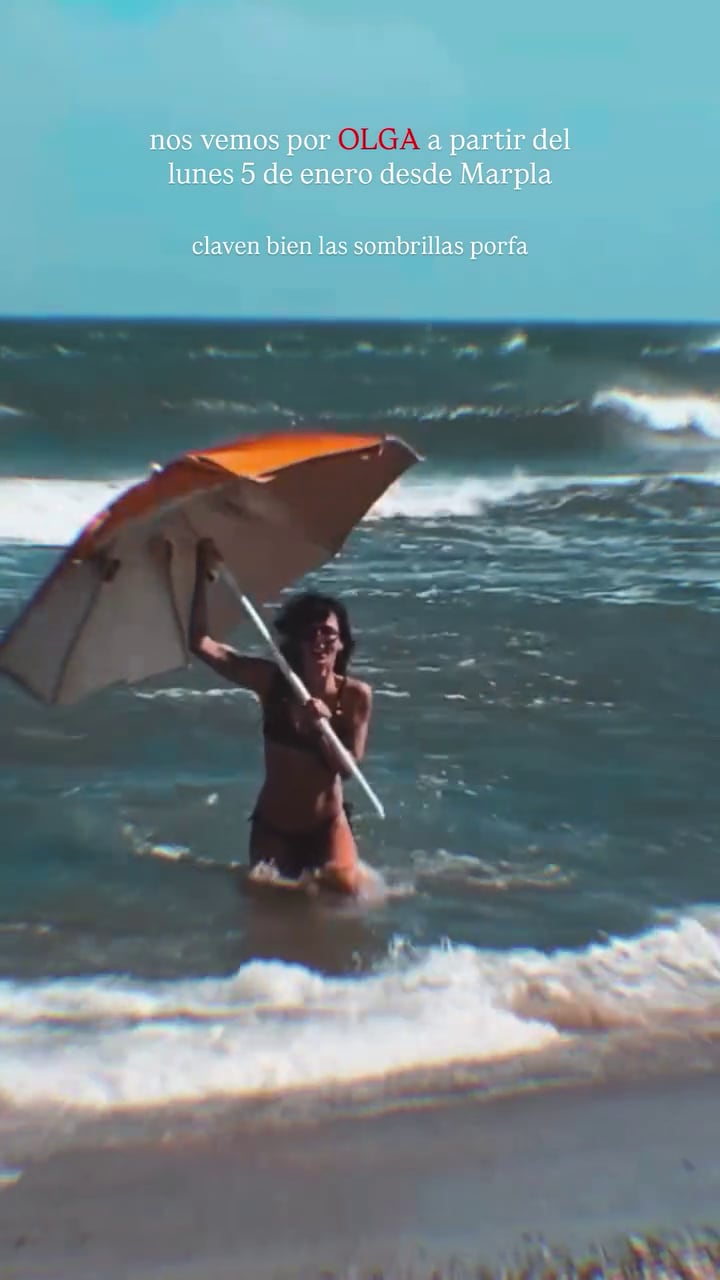 Tentada de risa y en bikini negra, se la ve a Gimena rescatando una sombrilla naranja poniéndole humor al momento que musicalizó con la canción “El tema del verano”, popularizado como “Te clavo la sombrilla”