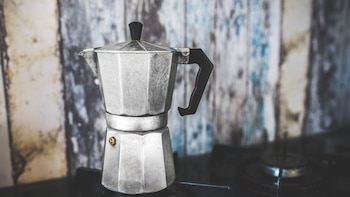 Nunca prepares una cafetera italiana con agua fría: estás perdiendo calidad y cantidad de café