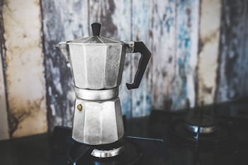 Evita echar agua fría a tu cafetera italiana