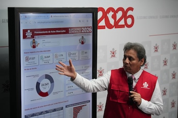 Jorge Valdivia, portavoz del Jurado Nacional Electoral del Perú, muestra los resultados del escrutinio de las elecciones generales celebradas en Lima, Perú, el lunes 20 de abril de 2026. (Foto AP/Guadalupe Pardo)