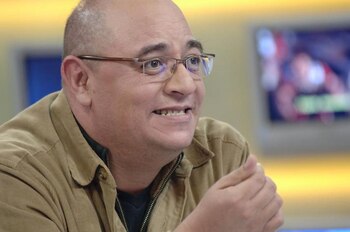 MEXICO D.F. 11OCTUBRE2006.-
Victor Trujillo durante su ultimo programa ¨El Cristal con que se mira¨. Concluye el conductor después de dos años su programa de noticias en Canal 4.
FOTO: Televisa/CUARTOSCURO.COM