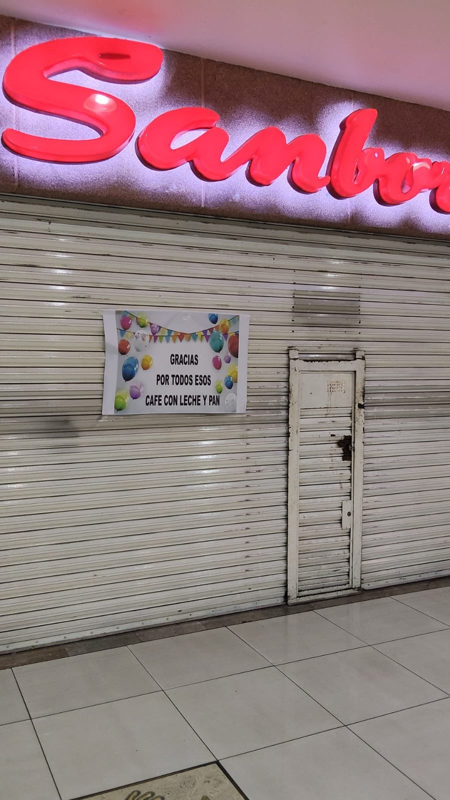 La icónica tienda Sanborns ha cerrado sus puertas permanentemente, dejando un emotivo mensaje de agradecimiento por los años de café con leche y pan (X/@alejilloTol)