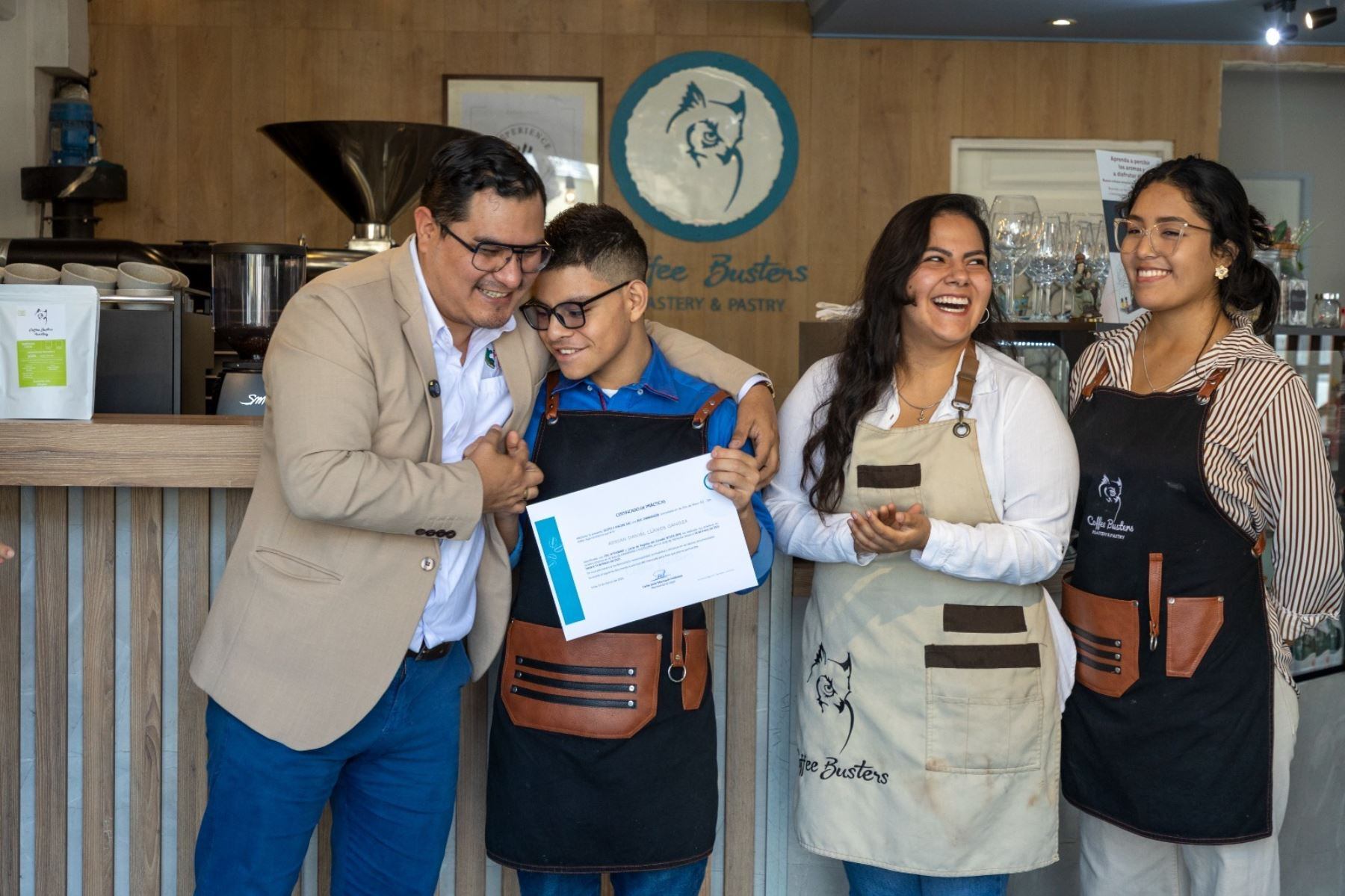 Coffee Busters capacita a jóvenes con autismo y TDAH en selección de granos, cocina y pastelería con certificación oficial.