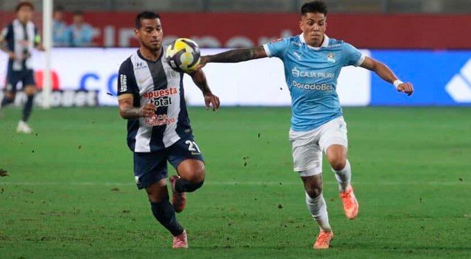 Trauco en un duelo individual con el Santi González. - Crédito: Difusión