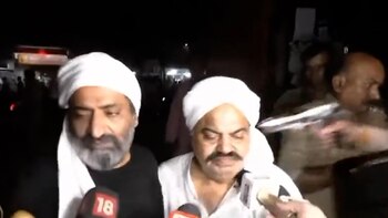 Un político indio y su