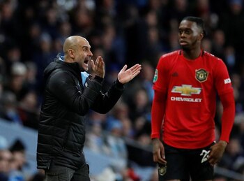 FOTO DE ARCHIVO. El entrenador del Manchester City, Pep Guardiola, alienta a sus dirigidos en un partido contra el Manchester United en enero. REUTERS/Phil Noble