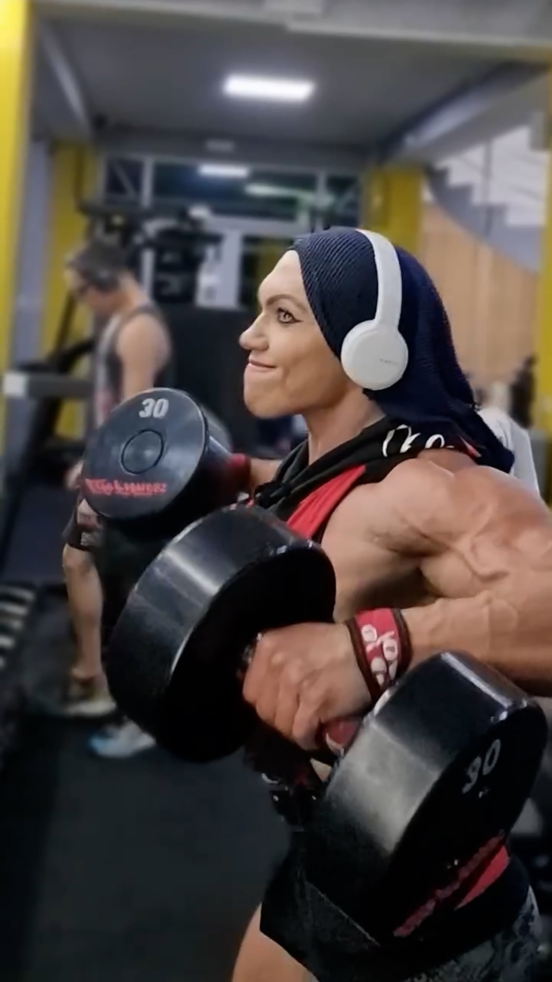 Suele entrenar entre cuatro y seis veces a la semana, incorporando superseries y días de recuperación