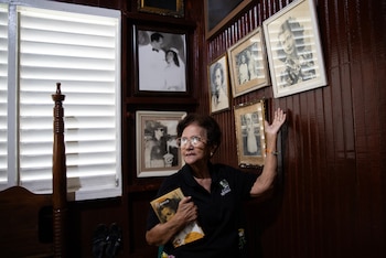 (REPÚBLICA DOMINICANA), 12/03/2026.- Emelda Ramos, encargada de la biblioteca del Museo Hermanas Mirabal, habla junto a retratos de la abogada y activista Minerva Mirabal en Salcedo. "Si me mata, yo sacaré mis brazos de la tumba y seré más fuerte", repetía la joven abogada, activista y política dominicana Minerva Mirabal, que desafió al sanguinario dictador Rafael Trujillo (1930-1961) y de cuyo nacimiento se conmemora este jueves un siglo, convertida, junto a sus hermanas Patria y María Teresa, en un símbolo de la lucha de las mujeres en el mundo. EFE/ Orlando Barría