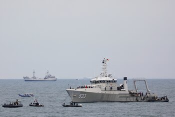 Buque de guerra naval indonesio y botes de goma durante la operación de búsqueda y rescate del vuelo SJ 182 de Sriwijaya Air, en el mar frente a la costa de Yakarta, Indonesia. REUTERS/Willy Kurniawan