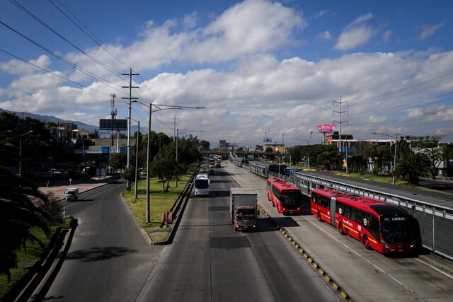 Durante la jornada del Día sin carro y sin moto, los vehículos de servicio público, como es el caso de la flota de TransMilenio, estarán exentos -cédito: Colprensa.