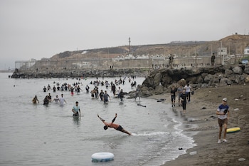 Varios migrantes intentando cruzar a nado la frontera entre Ceuta y Marruecos (Jesús Torres / Europa Press)