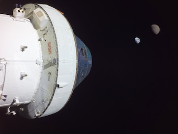Nave espacial Orión en su primer sobrevuelo lunar. (ESA)