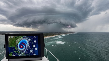 Onda tropical 29 se aproxima con lluvias intensas en México y zonas de baja presión continúan en vigilancia por formación de ciclones