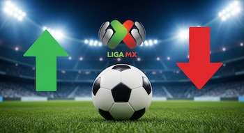 Balón de fútbol blanco y negro sobre césped verde en un estadio, con el logo de la Liga MX, una flecha verde ascendente y una flecha roja descendente.