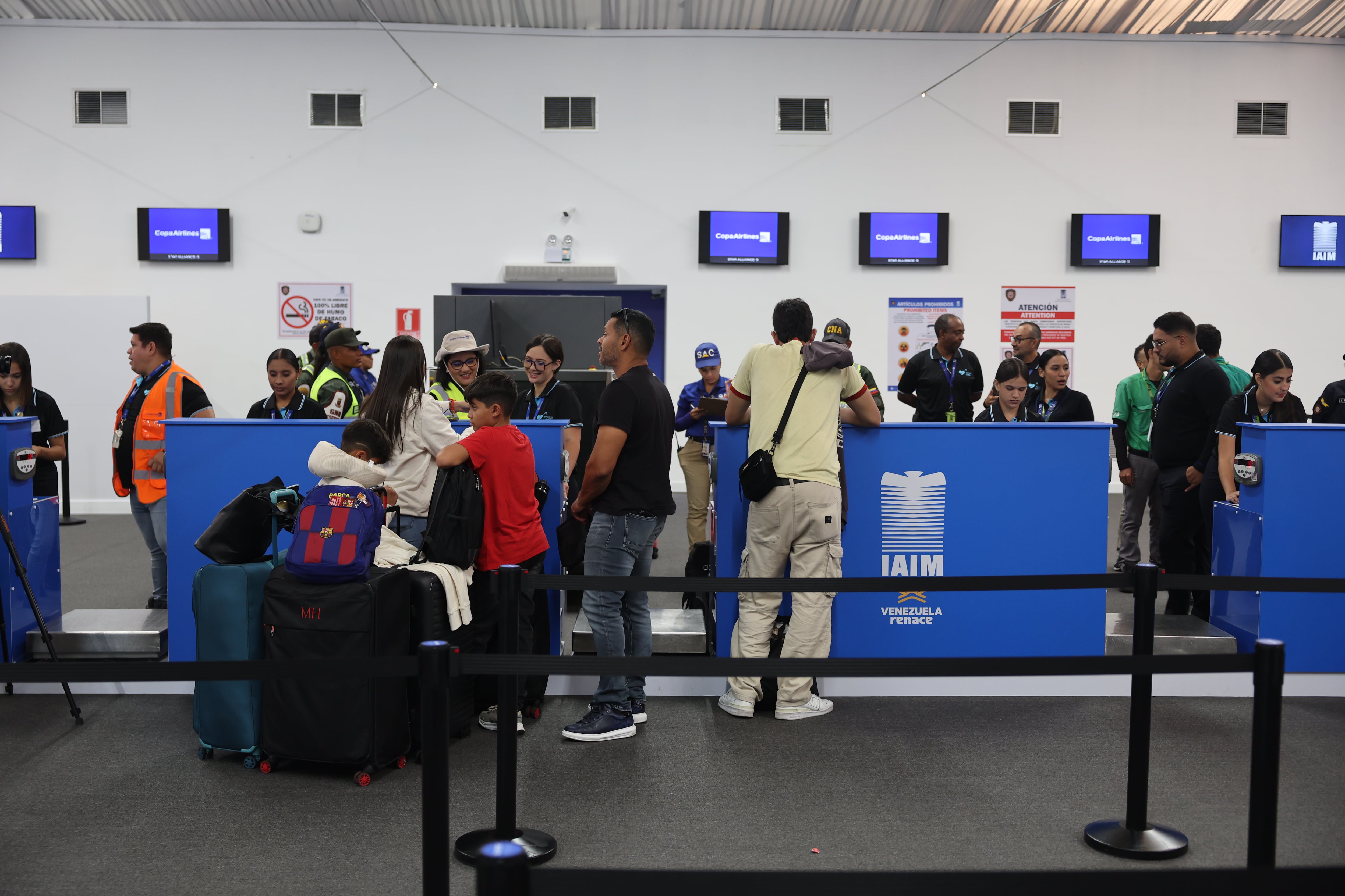 Personas permanecen en el aeropuerto Simón Bolívar de Maiquetía durante su reactivación este martes (EFE/Miguel Gutiérrez)